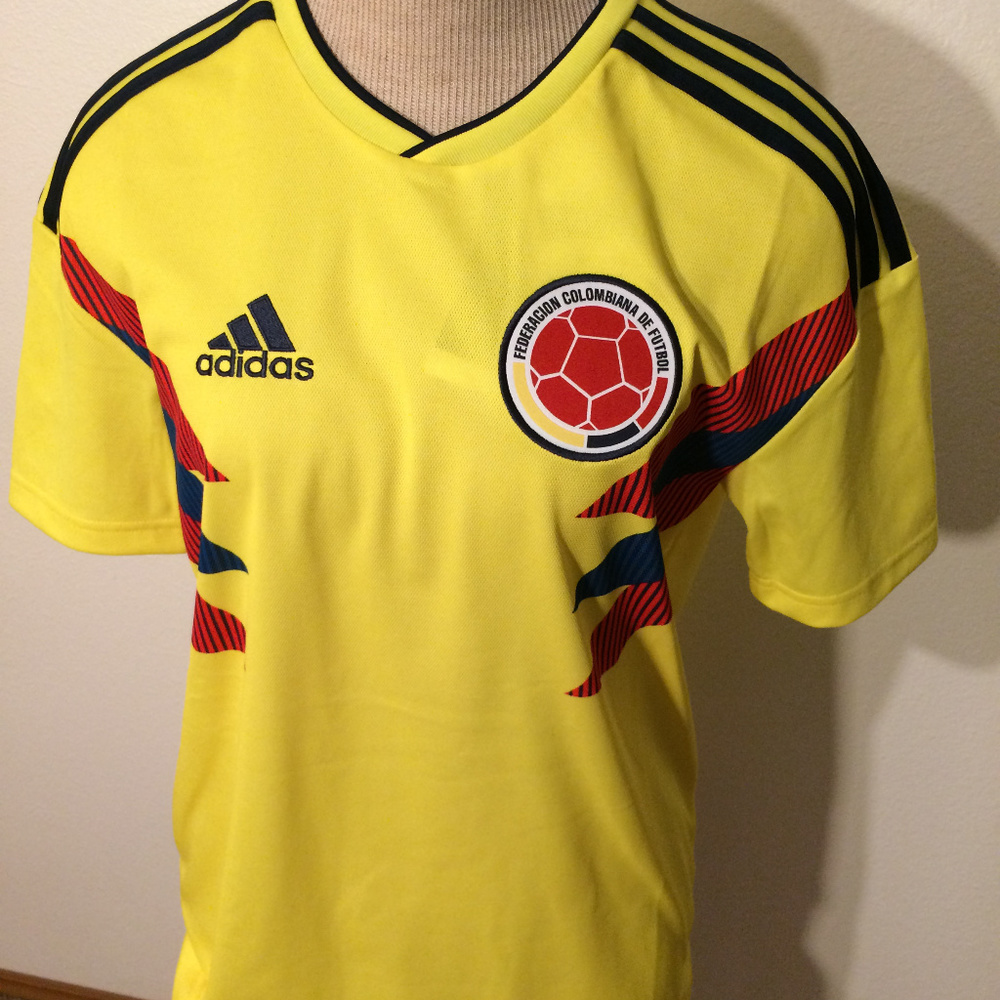 Adidas Yellow Colombia soccer jersey -size L (NWT)